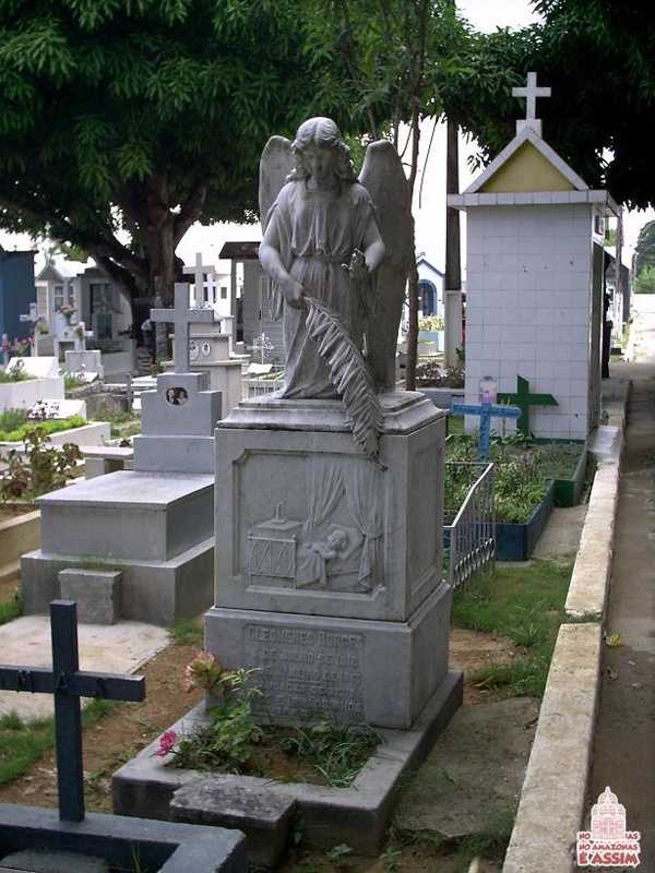 A arte tumular é algo incrível.A beleza artística que se encontra no Cemitério São João Batista não deixa a desejar.