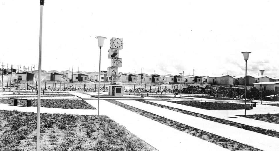 Em 1974, o Conjunto Dom Pedro I, atual bairro Dom Pedro, na zona Centro-Oeste de Manaus, era um marco no desenvolvimento habitacional da cidade. A imagem registrada por Hamilton Salgado revela as casas populares recém-construídas, já habitadas pelos moradores.