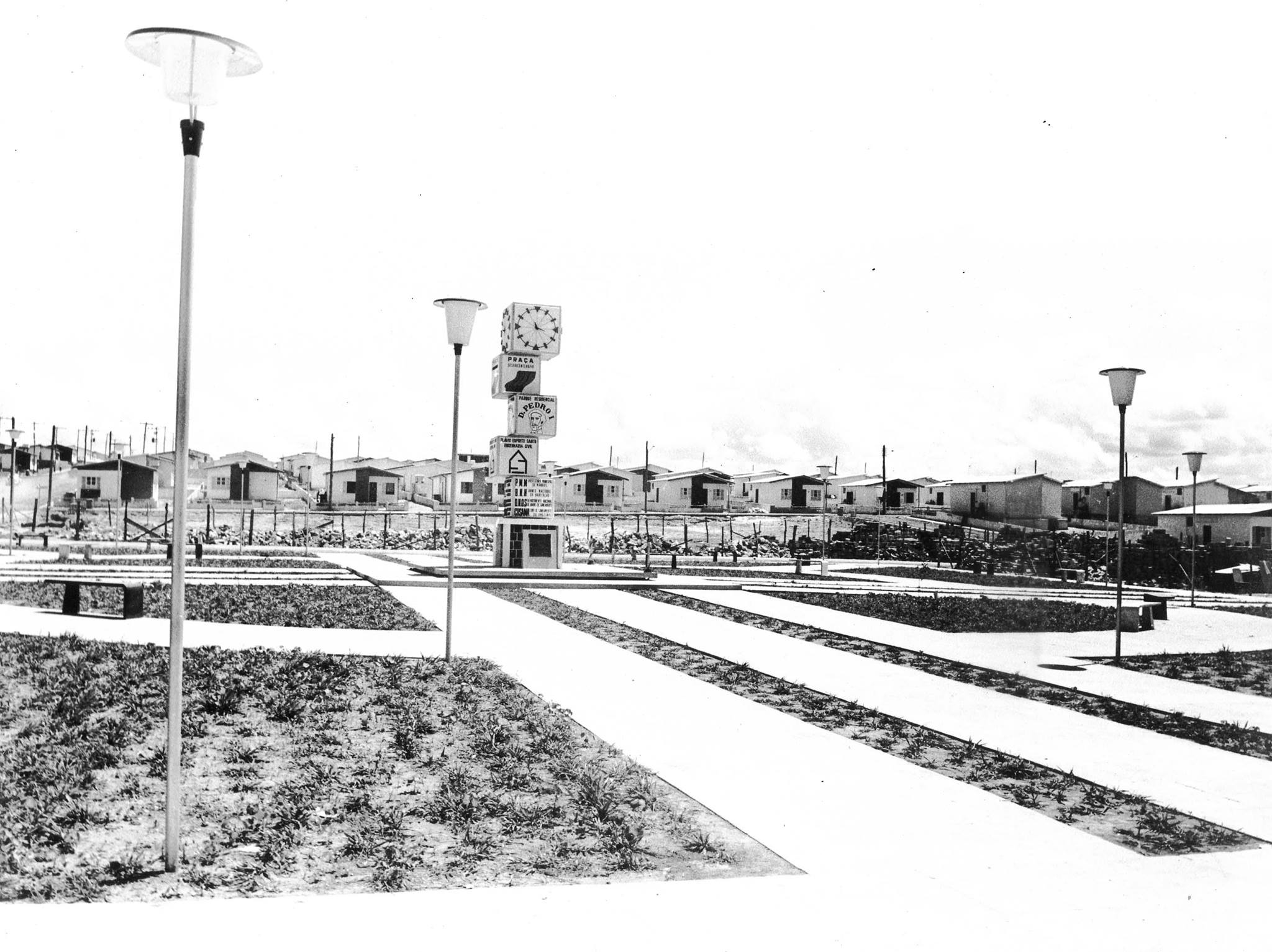 Em 1974, o Conjunto Dom Pedro I, atual bairro Dom Pedro, na zona Centro-Oeste de Manaus, era um marco no desenvolvimento habitacional da cidade. A imagem registrada por Hamilton Salgado revela as casas populares recém-construídas, já habitadas pelos moradores.