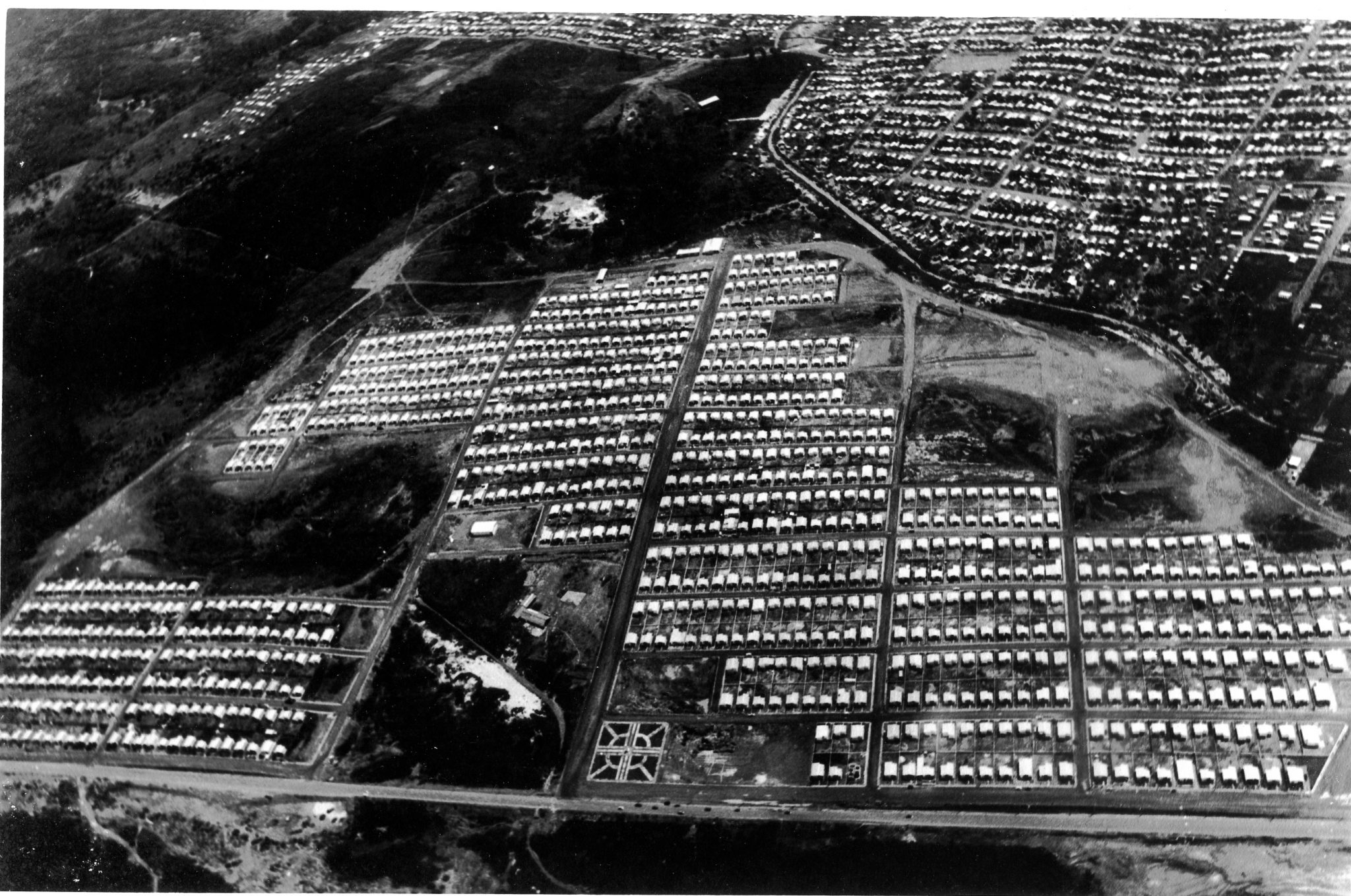 A vista aérea dos conjuntos Dom Pedro I e II, capturada por Hamilton Salgado, oferece um vislumbre do planejamento urbano da Manaus dos anos 1970.