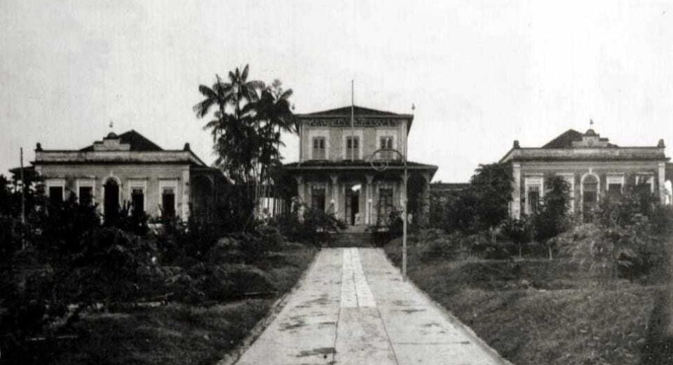 Perspectiva da ex-chácara O Pensador e que passou a ser o Asilo de Mendicidade, localizada em Flores, que abrangia toda a área onde hoje está a Arena da Amazônia, Vila Olímpica, Hospital Tropical, etc. Fotografia tirada na década de 1930. Foto: Bazar Esportivo.