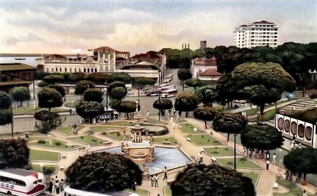 Praça Oswaldo Cruz. Cartão postal da década de 1950. Ed. A Favorita.