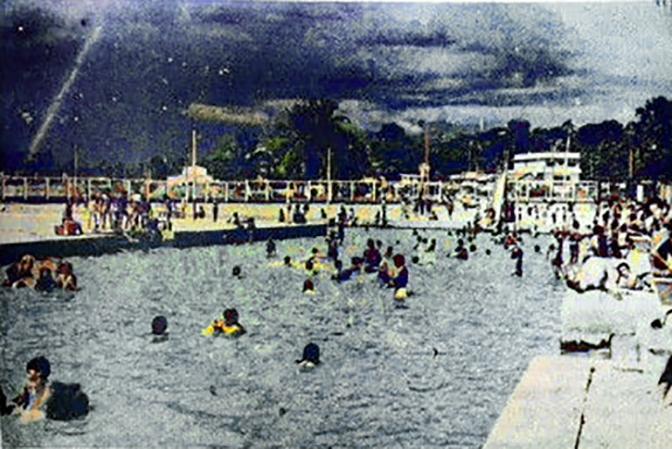 Água suja do Parque 10 está adoecendo banhistas / Foto : Reprodução Jornal A Notícia - 1975