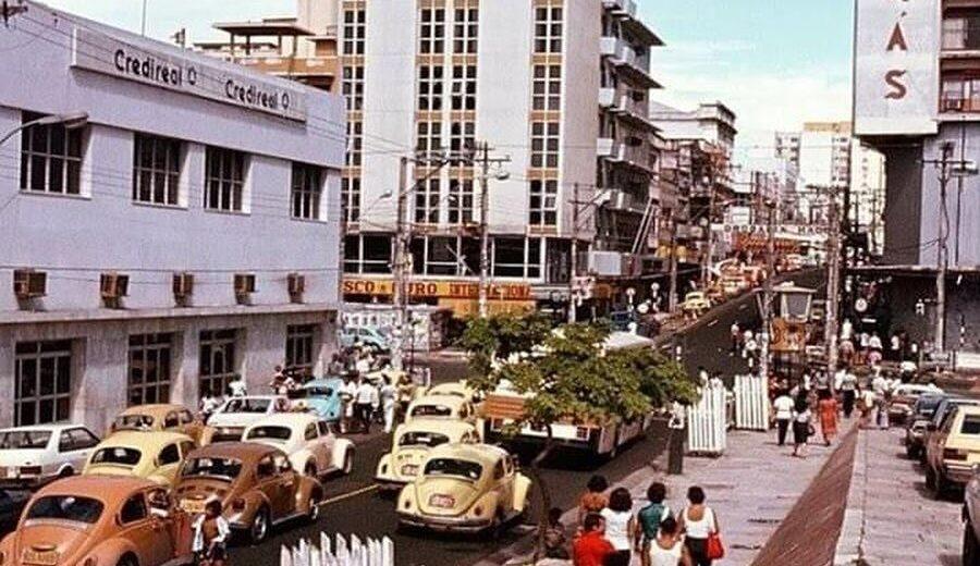 Avenida Sete de setembro e esquina com Eduardo Ribeiro. Anos 80.