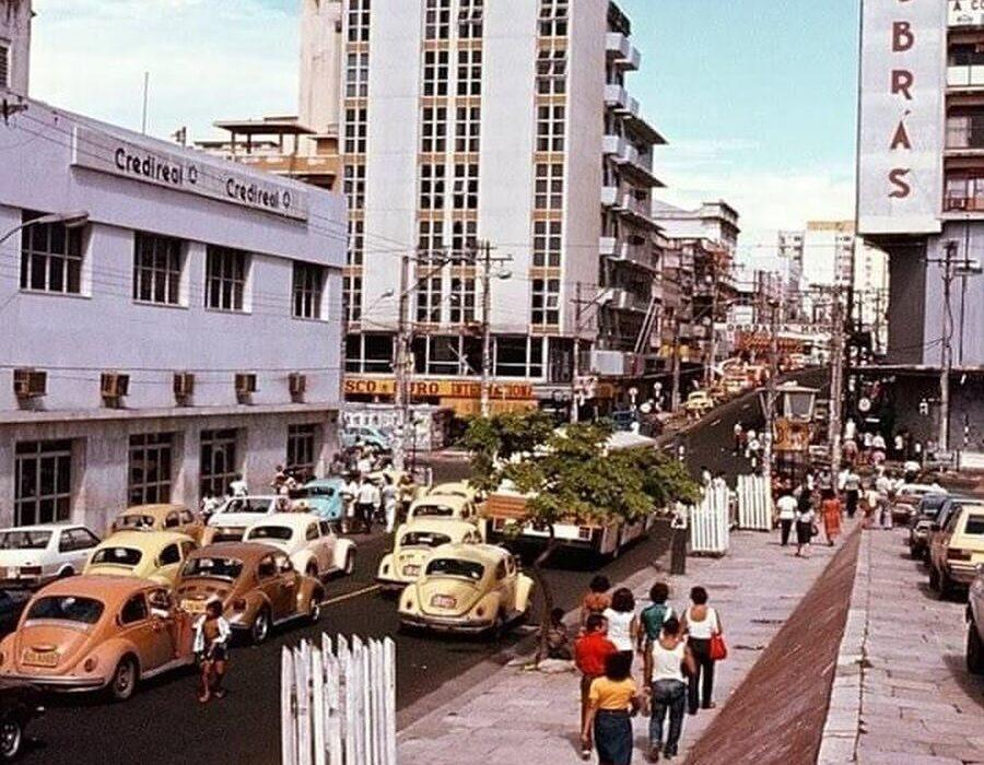 Avenida Sete de setembro e esquina com Eduardo Ribeiro. Anos 80.