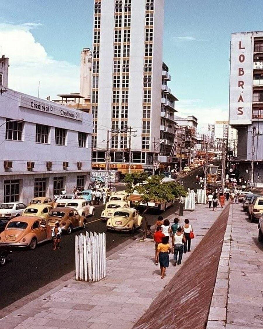 Avenida Sete de setembro e esquina com Eduardo Ribeiro. Anos 80.